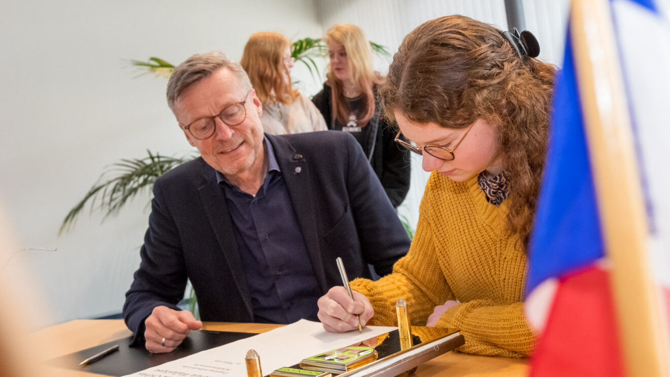 Bürgermeister Otto Steinkamp öffnet das Goldene Buch für die Gäste. Foto: André Thöle