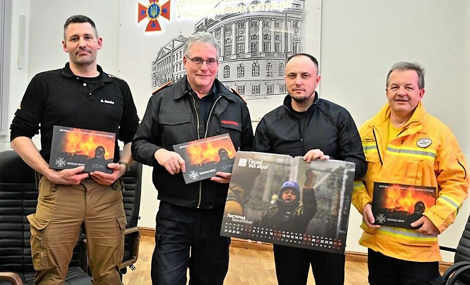 Der Wallenhorster Jan Südmersen (rechts) wurde stellvertretend für alle @fire-Mitglieder mit einem Orden der Region Kiew ausgezeichnet. Seit Beginn des Krieges unterstützt @fire die Feuerwehren in den Regionen Kiew und Tschernobyl mit Fahrzeugen und Ausrüstung. Foto: @fire