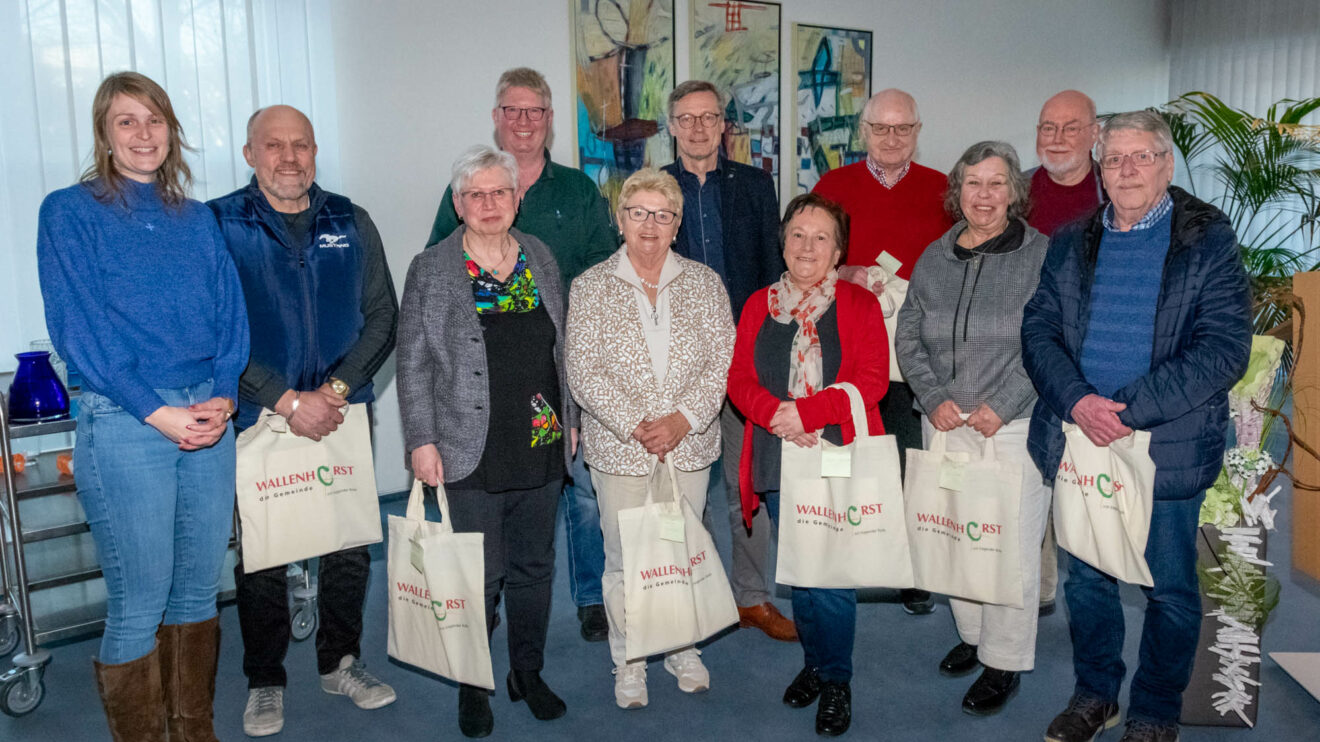 Franziska Matt (links) und Bürgermeister Otto Steinkamp (6. von links) gratulieren den neuen Mitgliedern des Seniorenbeirats zur Wahl (von links): Michael Mescheder, Christel Mysliworski, Hubert Ottens, Heidelind Wenzig, Gabriele Stajer, Helmut Steinkamp, Ulrike Gering, Willi Teufert und Rainer Strunck. Foto: André Thöle