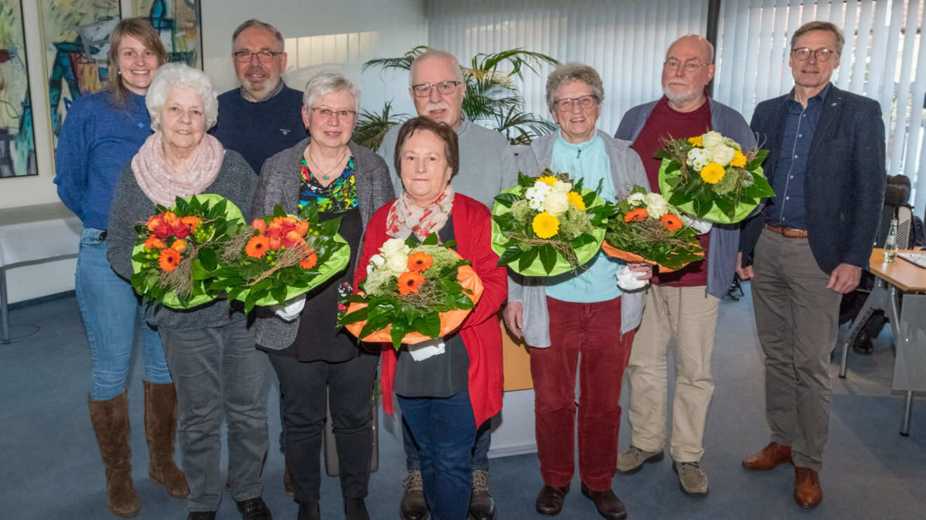 Verabschiedung des bisherigen Seniorenbeirats (von links): Franziska Matt, Ingrid Bienek, Rolf Rosenow, Christel Mysliworski, Gabriele Stajer, Ralf Pöhler, Katharina-Maria Zielke, Willi Teufert und Bürgermeister Otto Steinkamp. Foto: André Thöle