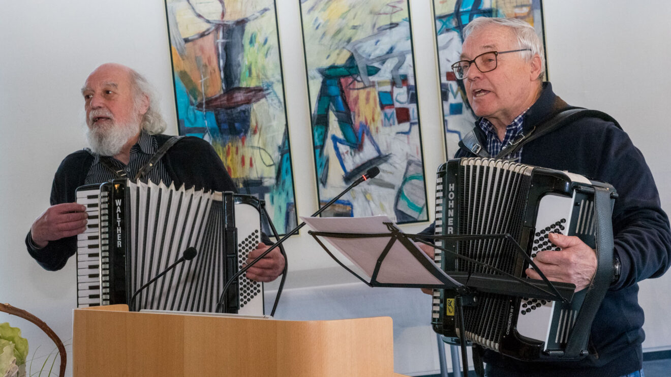 Franz Langelage und Peter Papke sorgen während der Stimmenauszählung für musikalische Unterhaltung. Foto: André Thöle