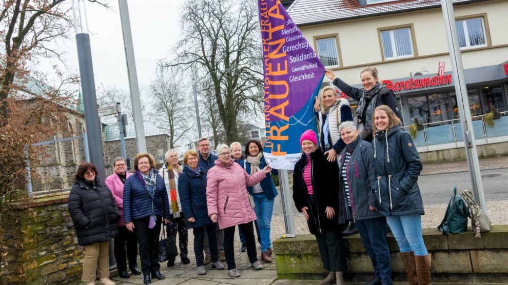 Franziska Matt (rechts) und Bürgermeister Otto Steinkamp (6. von links) zeigen gemeinsam mit Frauen aus Politik, Verwaltung, Vereinen und Verbänden Flagge zum Weltfrauentag. Foto: André Thöle / Gemeinde Wallenhorst