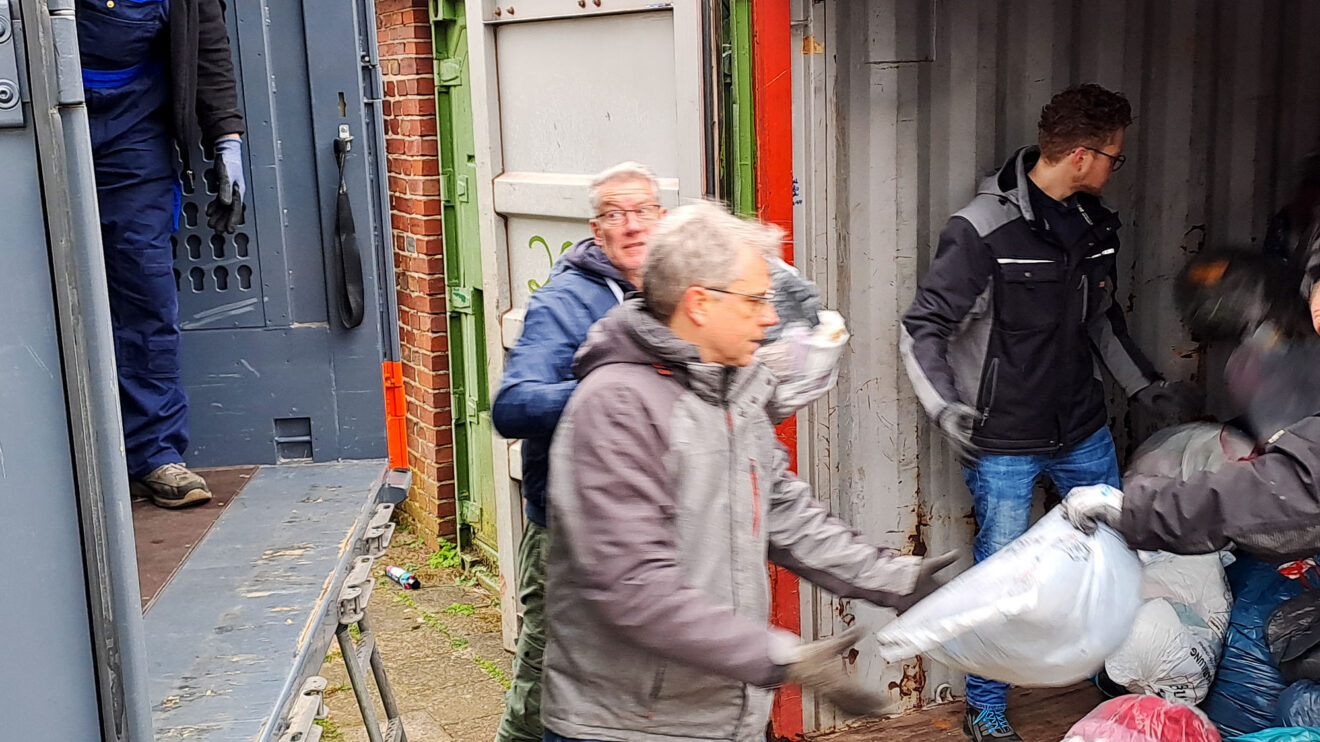 Ehrenamtliche Helfer verladen die gesammelten Altkleider auf einen Lkw. Foto: André Thöle / Kolpingsfamilie Hollage