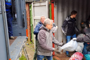 Ehrenamtliche Helfer verladen die gesammelten Altkleider auf einen Lkw. Foto: André Thöle / Kolpingsfamilie Hollage