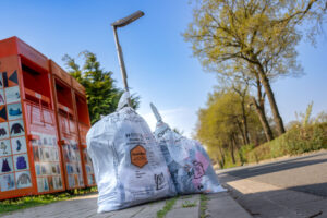 Die Kolpingsfamilie Hollage sammelt Altkleider per Straßensammlung sowie ganzjährig per Container. Foto: André Thöle