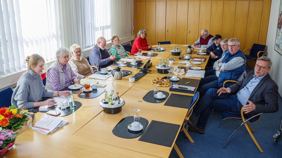 Konstituierende Sitzung des neuen Seniorenrats mit Franziska Matt (links) und Bürgermeister Otto Steinkamp (rechts). Foto: Thomas Remme