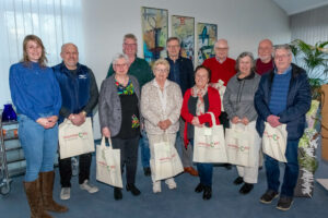 Franziska Matt (links) und Bürgermeister Otto Steinkamp (6. von links) gratulieren den neuen Mitgliedern des Seniorenbeirats zur Wahl (von links): Michael Mescheder, Christel Mysliworski, Hubert Ottens, Heidelind Wenzig, Gabriele Stajer, Helmut Steinkamp, Ulrike Gering, Willi Teufert und Rainer Strunck. Foto: André Thöle