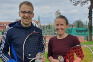 Herzlichen Glückwunsch an Janina Placke und Timo Wallenhorst, die mit Stolz den neuen Pokal von den letztjährigen Siegern Helga Kujas und Bettina Langkamp abluchsen konnten. Foto: TSV Wallenhorst