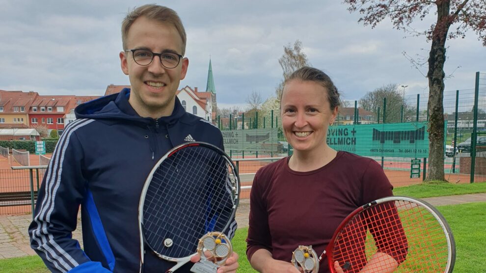 Herzlichen Glückwunsch an Janina Placke und Timo Wallenhorst, die mit Stolz den neuen Pokal von den letztjährigen Siegern Helga Kujas und Bettina Langkamp abluchsen konnten. Foto: TSV Wallenhorst