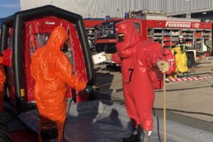 Schweres Gerät: Die Feuerwehr und der Brand- und Katastrophenschutz des Landkreises Osnabrück setzen wir hier bei einer Übung im vergangenen Jahr in Rieste auch bei der Übung am kommenden Samstag bei Remondis in Achmer Schutzanzüge ein. Foto: Landkreis Osnabrück