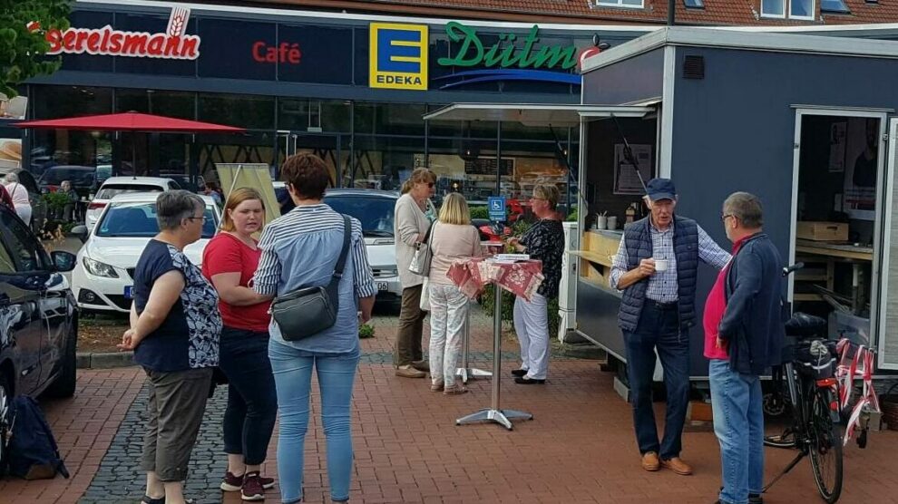 Kostenlose Beratung am KAB-Mobil auf dem Josefsplatz in Wallenhorst-Hollage. Foto: KAB Hollage