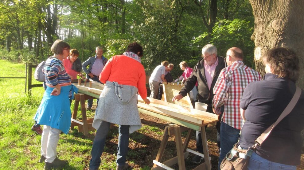 Ein Spaßturnier an „Tackis Eck“ sorgt unterwegs für willkommene Abwechslung. Foto: Kolpingsfamilie Hollage