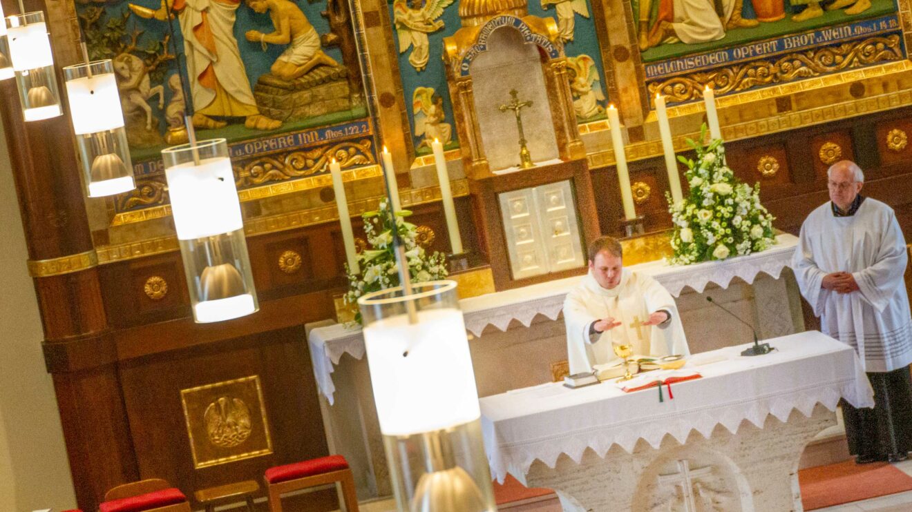 Pastor Kristian Pohlmann zelebriert die Heilige Messe zum Patronatsfest der Kolpingsfamilie Hollage. Foto: André Thöle