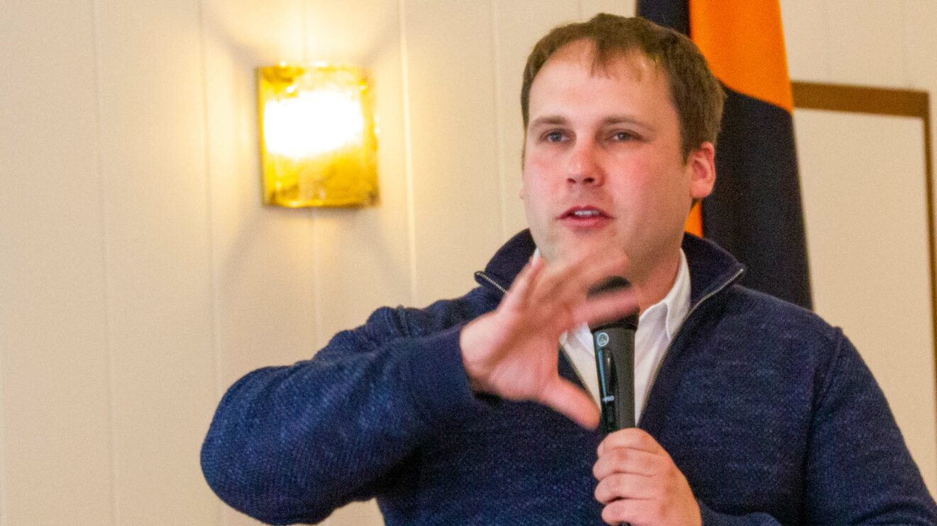 Kristian Pohlmann berichtet im Saal Barlag über seinen Weg in den Priester-Beruf. Foto: André Thöle