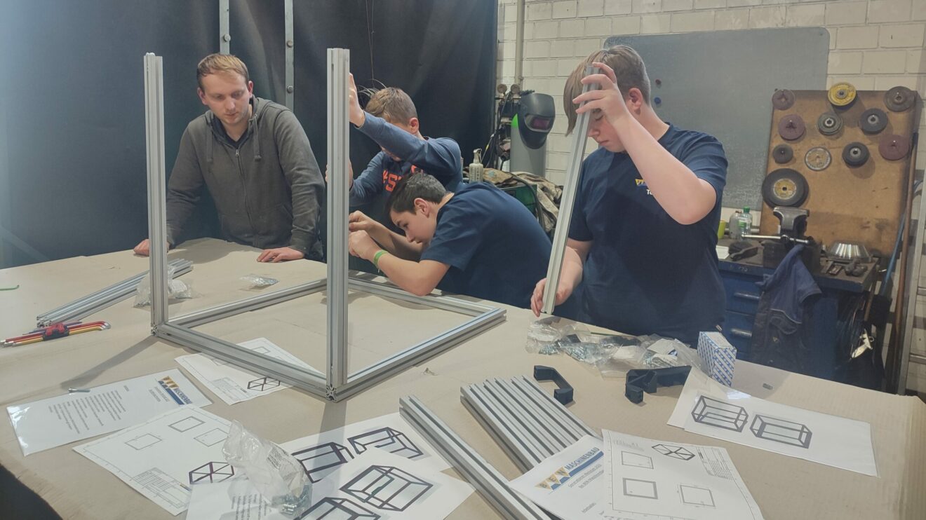 Vier Realschüler haben in einer GenerationenWerkstatt bei BEN-Maschinenbau in Wallenhorst Schutzgehäuse für die 3D-Drucker der Realschule Wallenhorst erstellt. Foto: Babette Rüscher-Ufermann