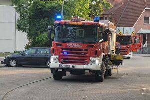 Die Feuerwehr Wallenhorst im Einsatz vor der Sporthalle an der Fröbelstraße. Foto: Marc Dallmöller / md-foto.com