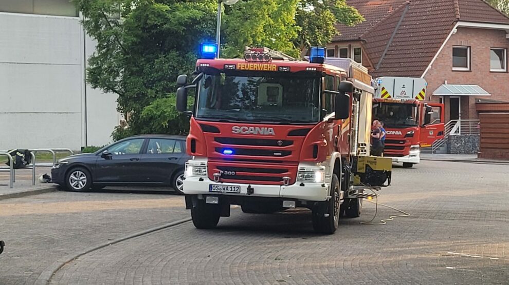 Die Feuerwehr Wallenhorst im Einsatz vor der Sporthalle an der Fröbelstraße. Foto: Marc Dallmöller / md-foto.com