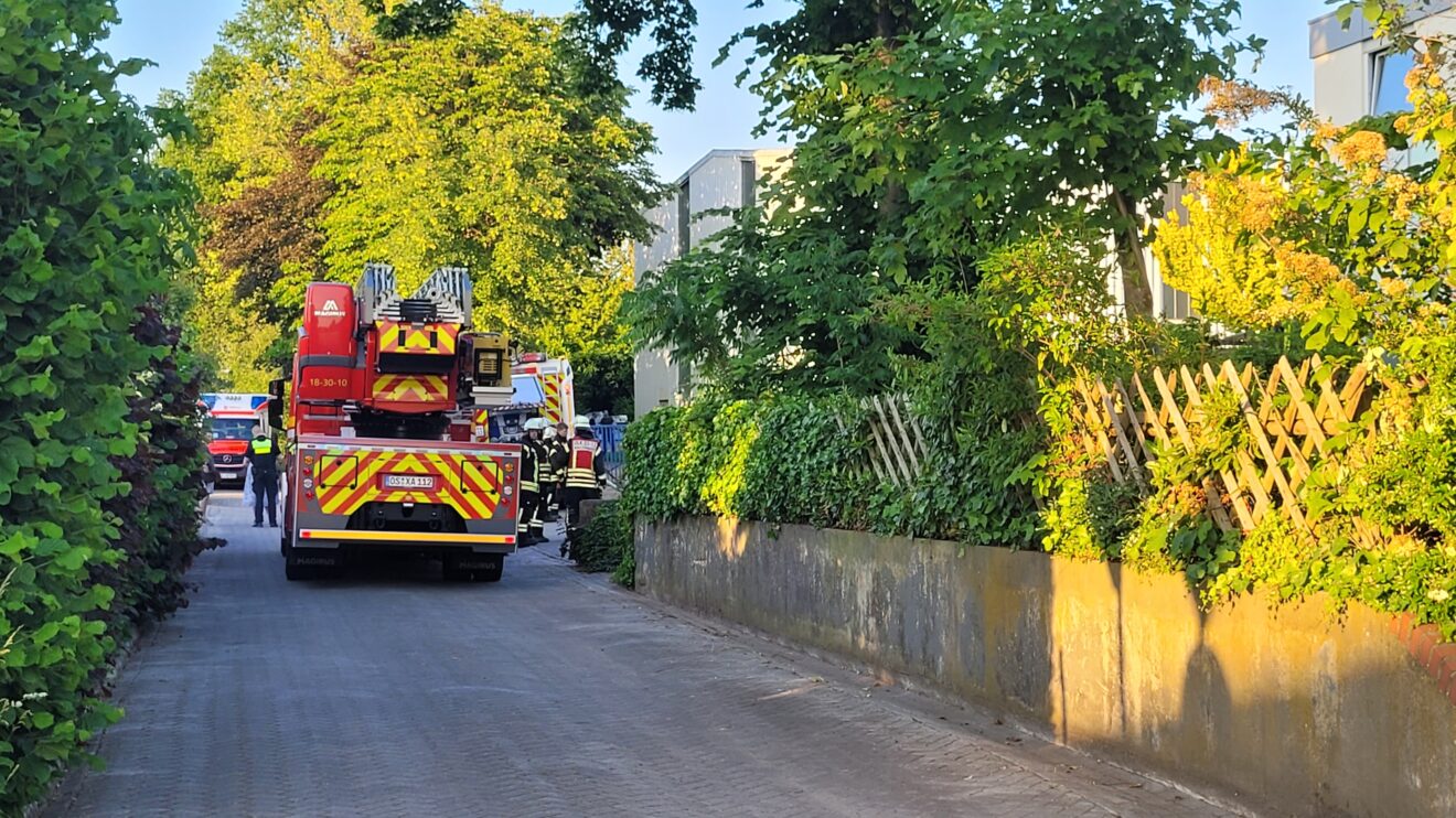 Einsatz für Polizei, Feuerwehr und Rettungsdienst an der Winzerstraße in Wallenhorst-Hollage am Montagabend. Foto: Marc Dallmöller / md-foto.com