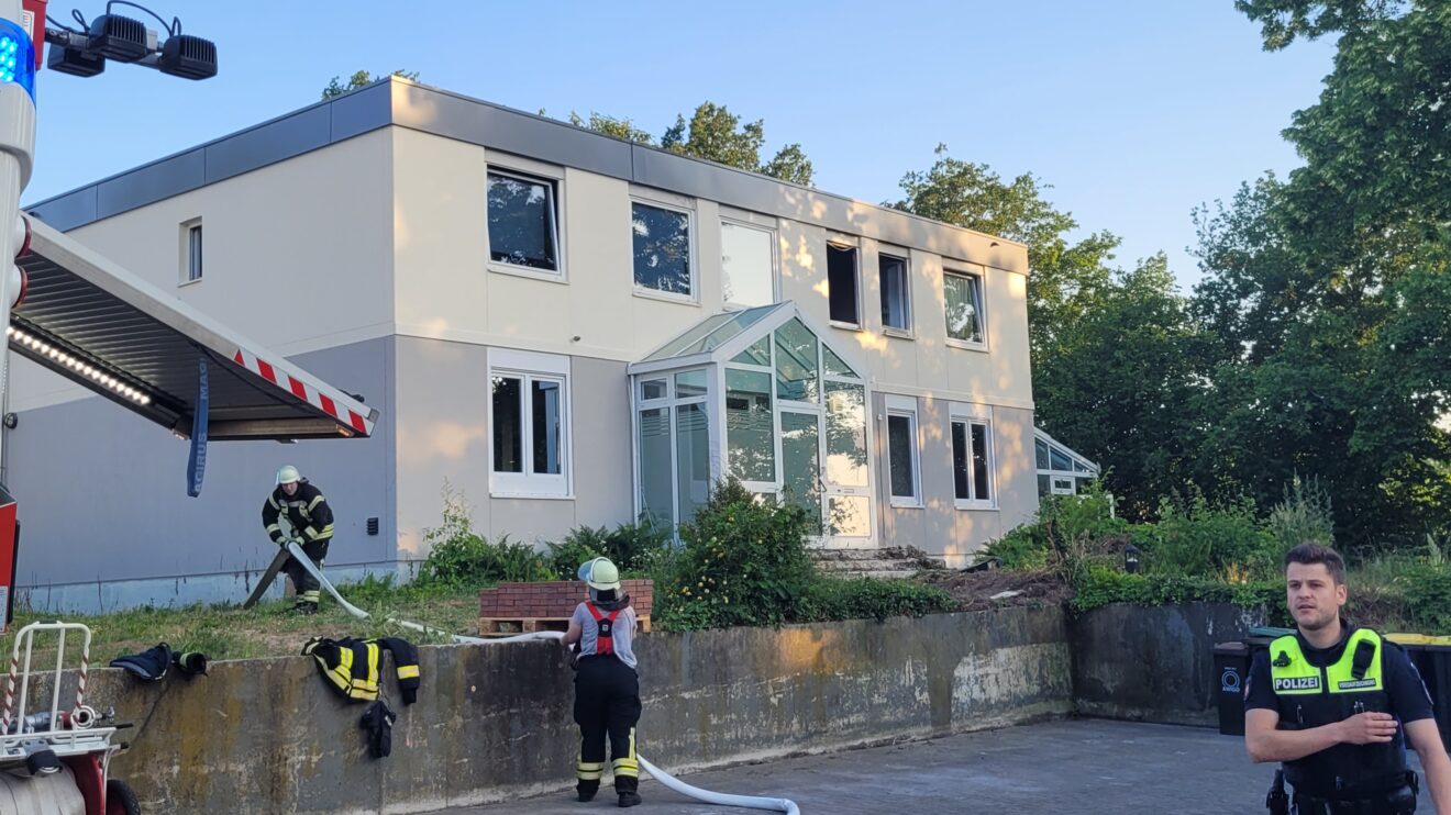 Einsatz für Polizei, Feuerwehr und Rettungsdienst an der Winzerstraße in Wallenhorst-Hollage am Montagabend. Foto: Marc Dallmöller / md-foto.com