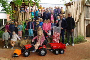 Freuen sich über den neuen Trettrecker mit Kehrmaschine und Mulde: Die Kindergarten-Kinder aus der Andreas-Kindertagesstätte in Hollage. Foto: Andreas-Kindertagesstätte / Mareike Teepe