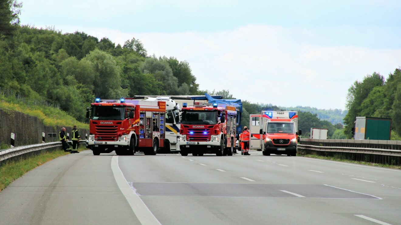 Die Einsatzkräfte auf der A1 bei Wallenhorst nach dem schweren Lkw-Unfall. Foto: C.A. / md-foto.com