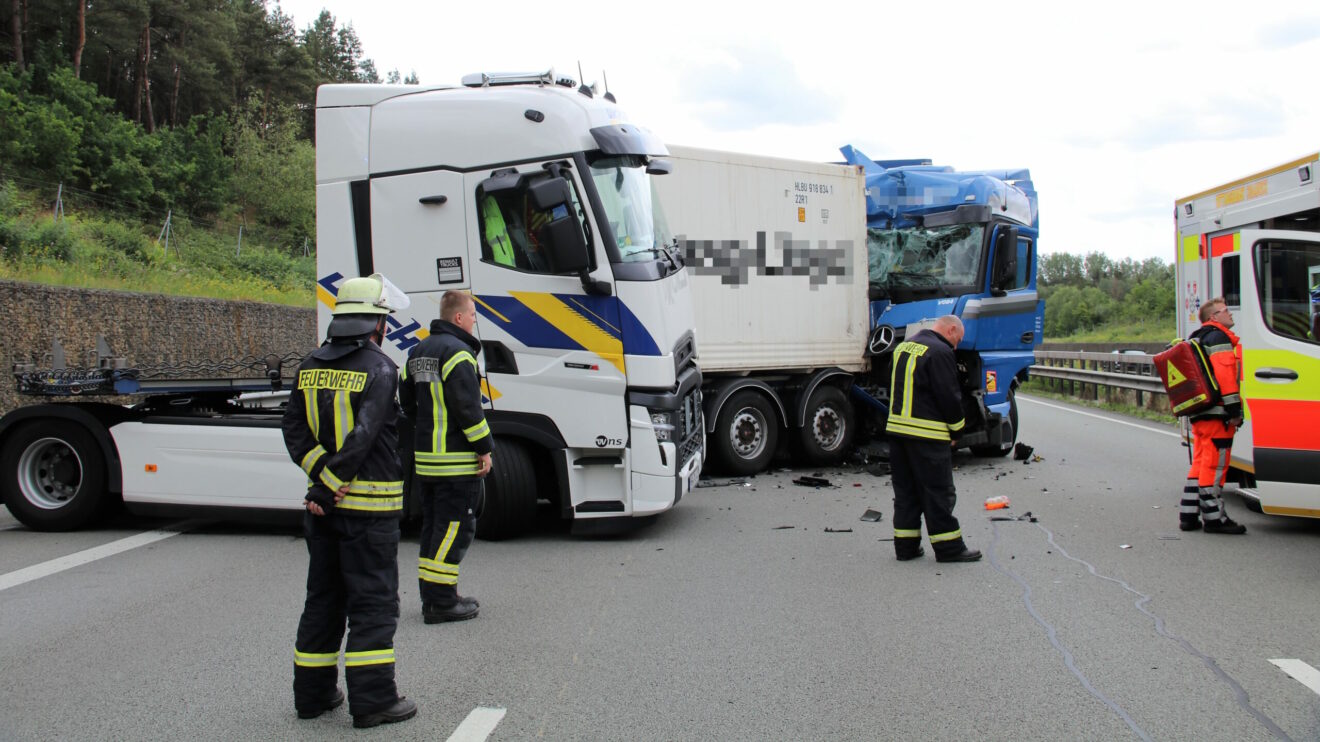 Die Einsatzkräfte auf der A1 bei Wallenhorst nach dem schweren Lkw-Unfall. Foto: C.A. / md-foto.com