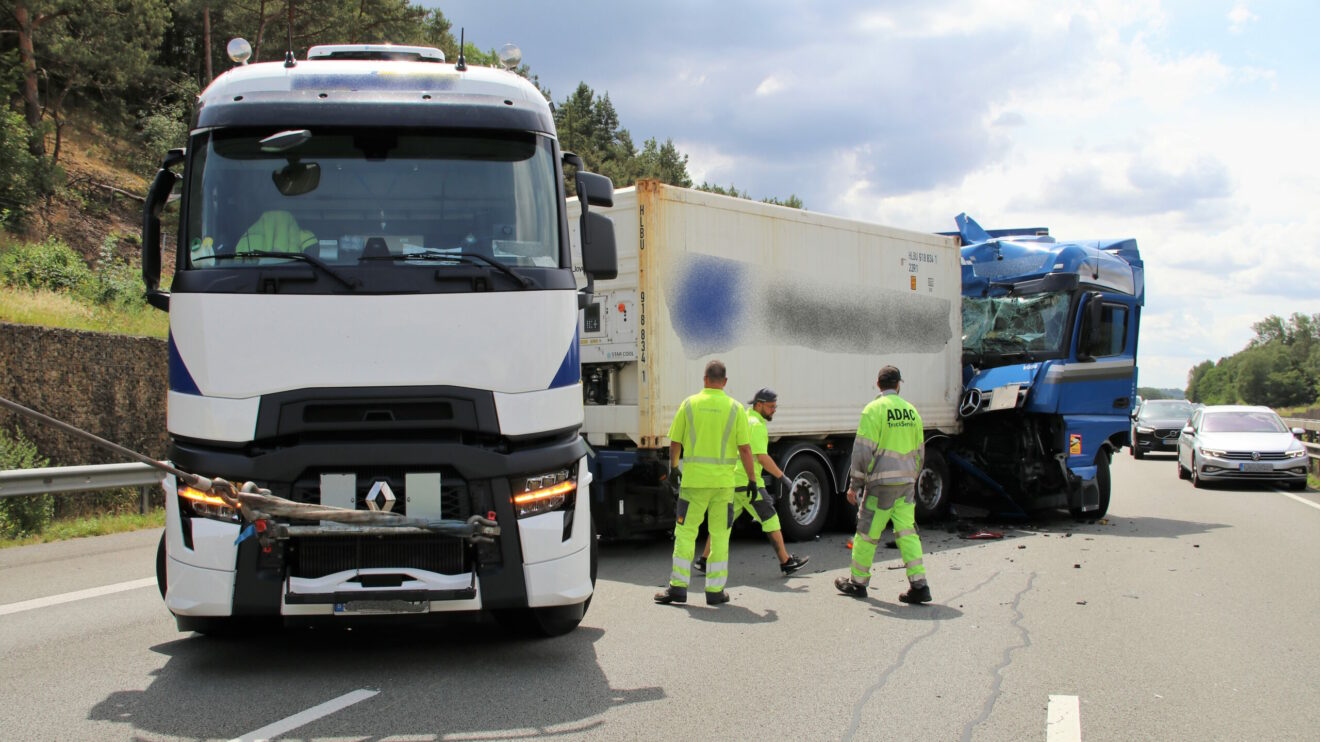 Die Einsatzkräfte auf der A1 bei Wallenhorst nach dem schweren Lkw-Unfall. Foto: C.A. / md-foto.com