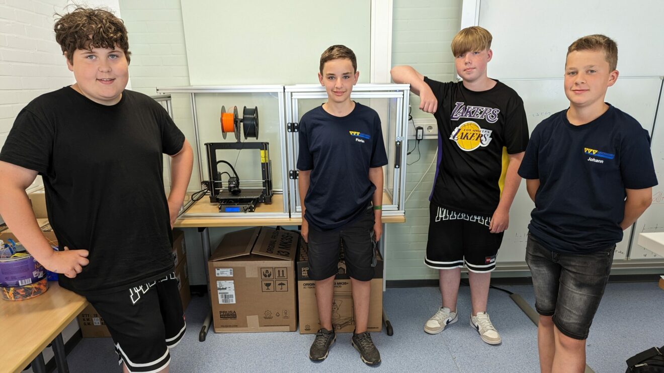 Vier Realschüler haben in einer GenerationenWerkstatt bei BEN-Maschinenbau in Wallenhorst Schutzgehäuse für die 3D-Drucker der Realschule Wallenhorst erstellt. Foto: Babette Rüscher-Ufermann