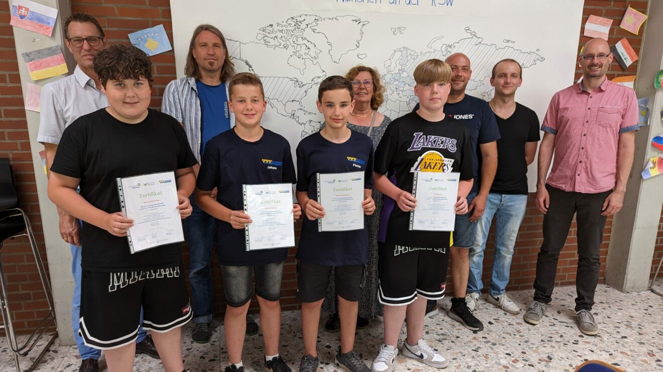 Vier Realschüler haben in einer GenerationenWerkstatt bei BEN-Maschinenbau in Wallenhorst Schutzgehäuse für die 3D-Drucker der Realschule Wallenhorst erstellt. Foto: Babette Rüscher-Ufermann