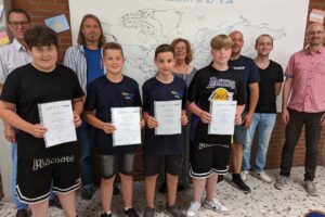 Vier Realschüler haben in einer GenerationenWerkstatt bei BEN-Maschinenbau in Wallenhorst Schutzgehäuse für die 3D-Drucker der Realschule Wallenhorst erstellt. Foto: Babette Rüscher-Ufermann