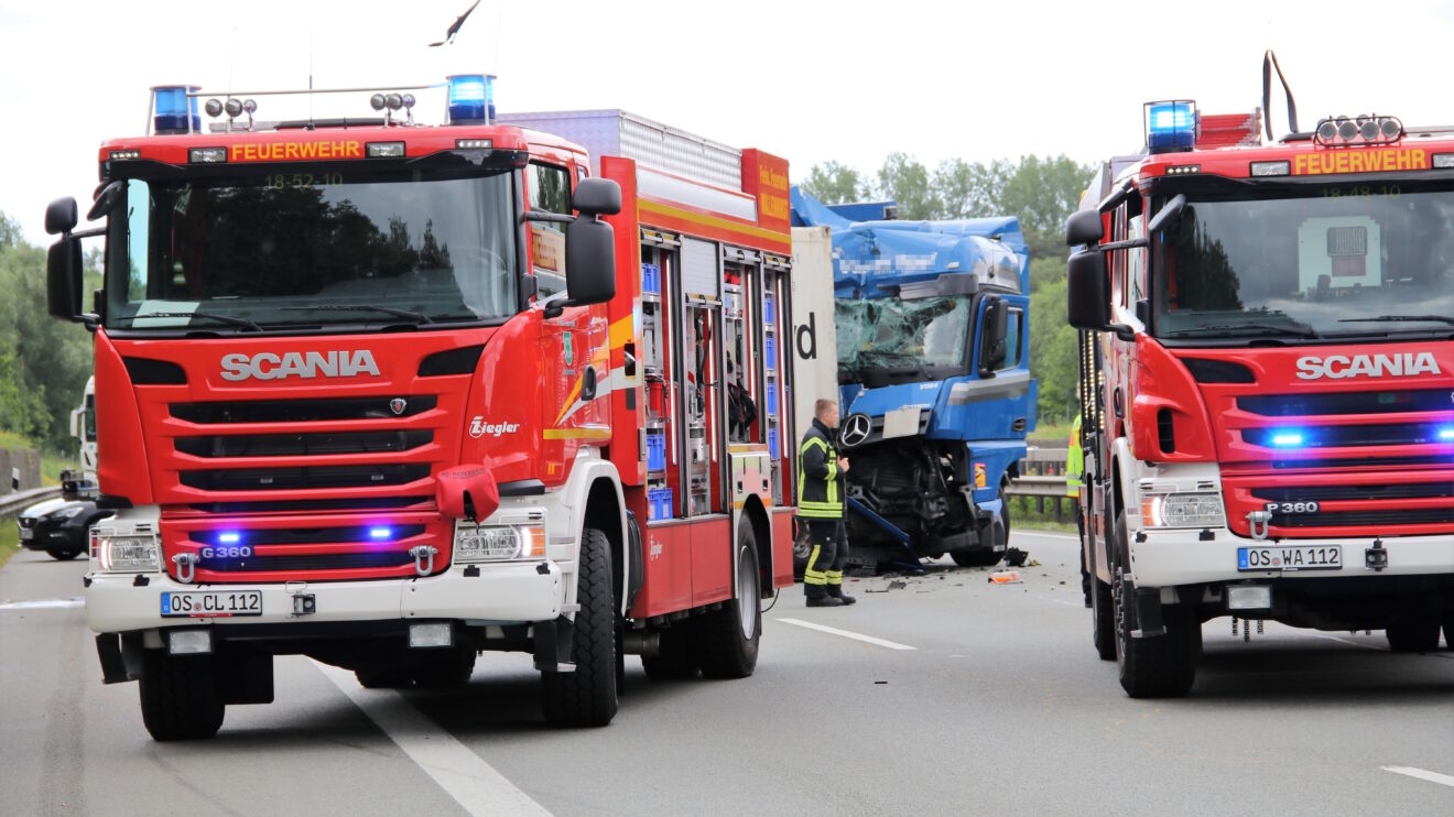 Die Einsatzkräfte auf der A1 bei Wallenhorst nach dem schweren Lkw-Unfall. Foto: C.A. / md-foto.com