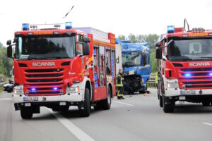 Die Einsatzkräfte auf der A1 bei Wallenhorst nach dem schweren Lkw-Unfall. Foto: C.A. / md-foto.com