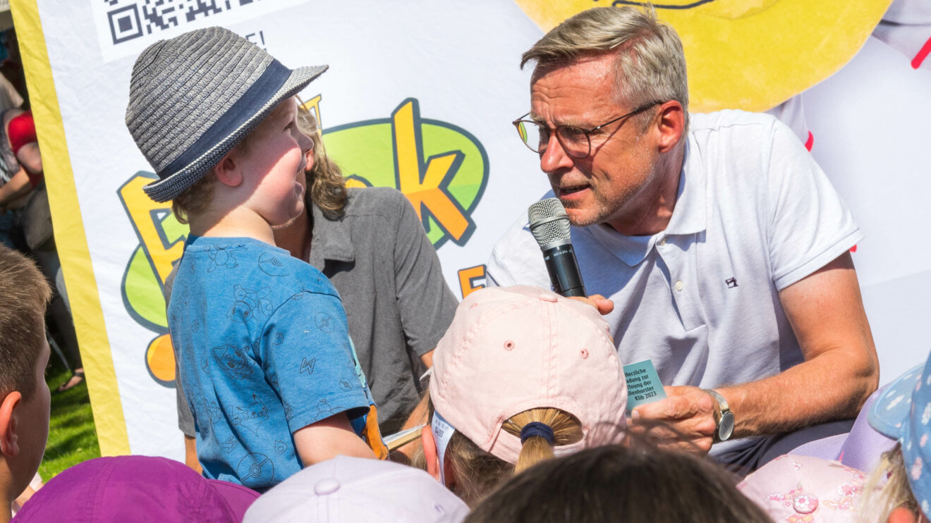 Bürgermeister Otto Steinkamp verlost drei attraktive Preise unter den eingeladenen Kindern. Foto: André Thöle