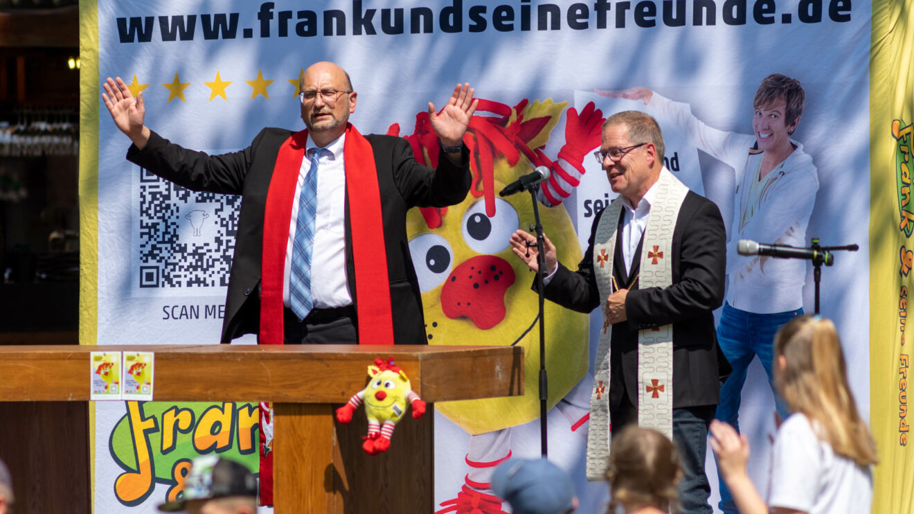 Diakon Udo Ferle (links) und Pfarrer Bernhard Horstmann segnen gemeinsam die Kirmes. Foto: André Thöle
