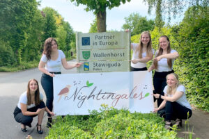 Die Nightingales mit Chorleiterin Stephanie Laymann (Mitte) treten im Juni in Wallenhorsts polnischer Partnergemeinde Stawiguda auf. Foto: Nightingales