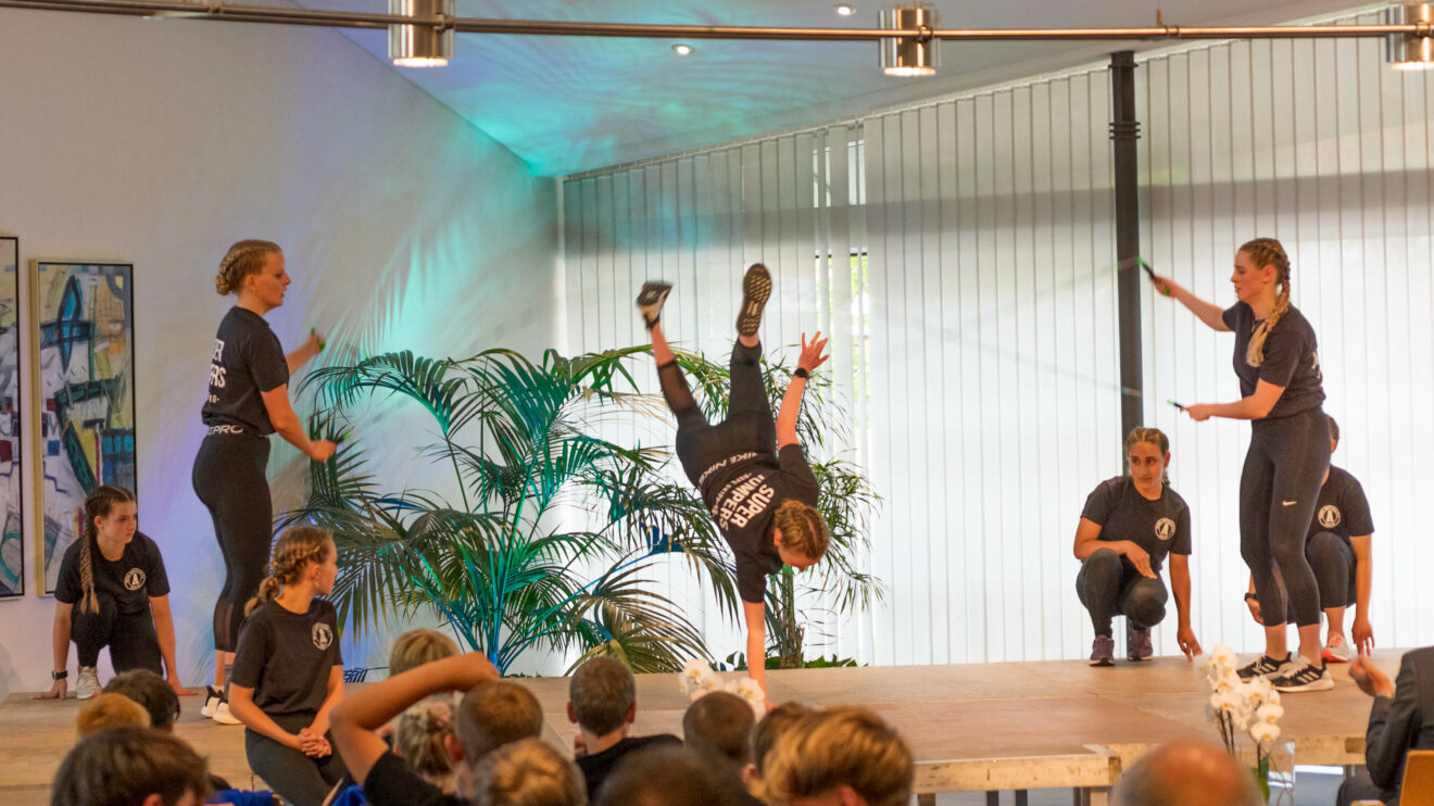 Das Rope-Skipping-Team der TSG Burg Gretesch begeistert mit akrobatischen Showeinlagen. Foto: André Thöle / Gemeinde Wallenhorst