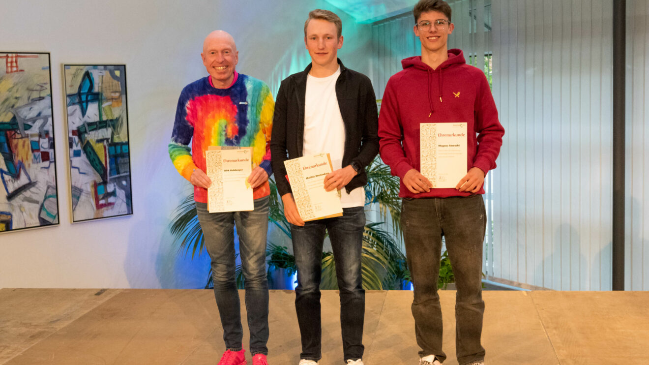 Platz 1 bei den Sportlern: Matthis Westendarp (Mitte) mit Dirk Kahlmeyer (links) und Magnus Sowacki. Foto: André Thöle / Gemeinde Wallenhorst