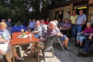 Die Wandergruppe bei der Pause in Brockhausen. Foto: Kolpingsfamilie Hollage