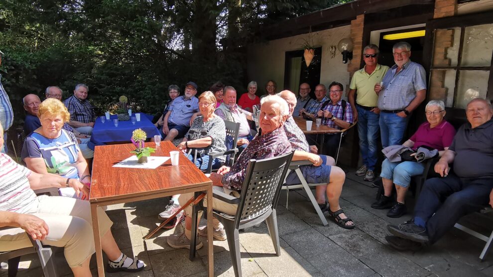 Die Wandergruppe bei der Pause in Brockhausen. Foto: Kolpingsfamilie Hollage