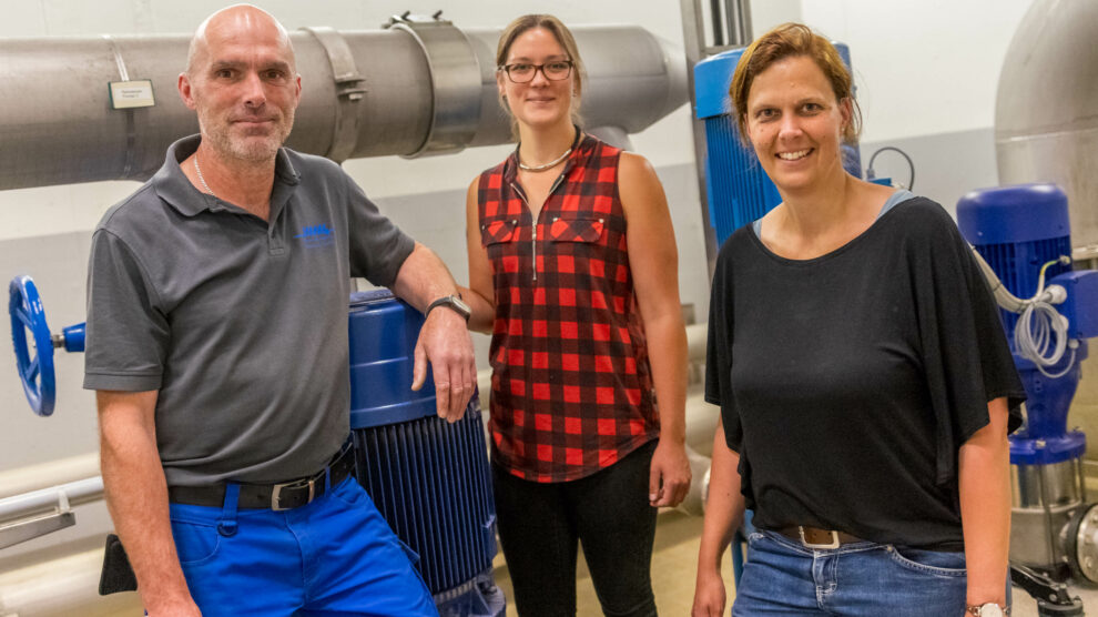 Markus Wächter (Wasserversorgung), Isabella Markfort und Martina Fänger (von links) vor den Pumpen im Wasserwerk, die in den Spitzenabnahmezeiten bis zu 350 Kubikmeter Wasser pro Stunde fördern. Foto: André Thöle / Gemeinde Wallenhorst