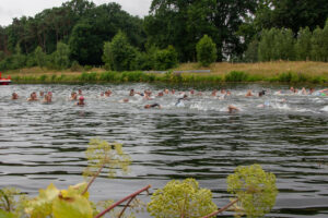 500 Meter Schwimmen, 20 Kilometer Radfahren und 5 Kilometer Laufen oder Walken sind die Disziplinen des Hollager Kanal-Cups, dessen Erlös vollständig dem Kinderhilfswerk terre des hommes zugutekommt. Foto: André Thöle