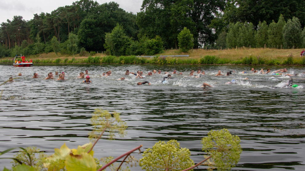 500 Meter Schwimmen, 20 Kilometer Radfahren und 5 Kilometer Laufen oder Walken sind die Disziplinen des Hollager Kanal-Cups, dessen Erlös vollständig dem Kinderhilfswerk terre des hommes zugutekommt. Foto: André Thöle