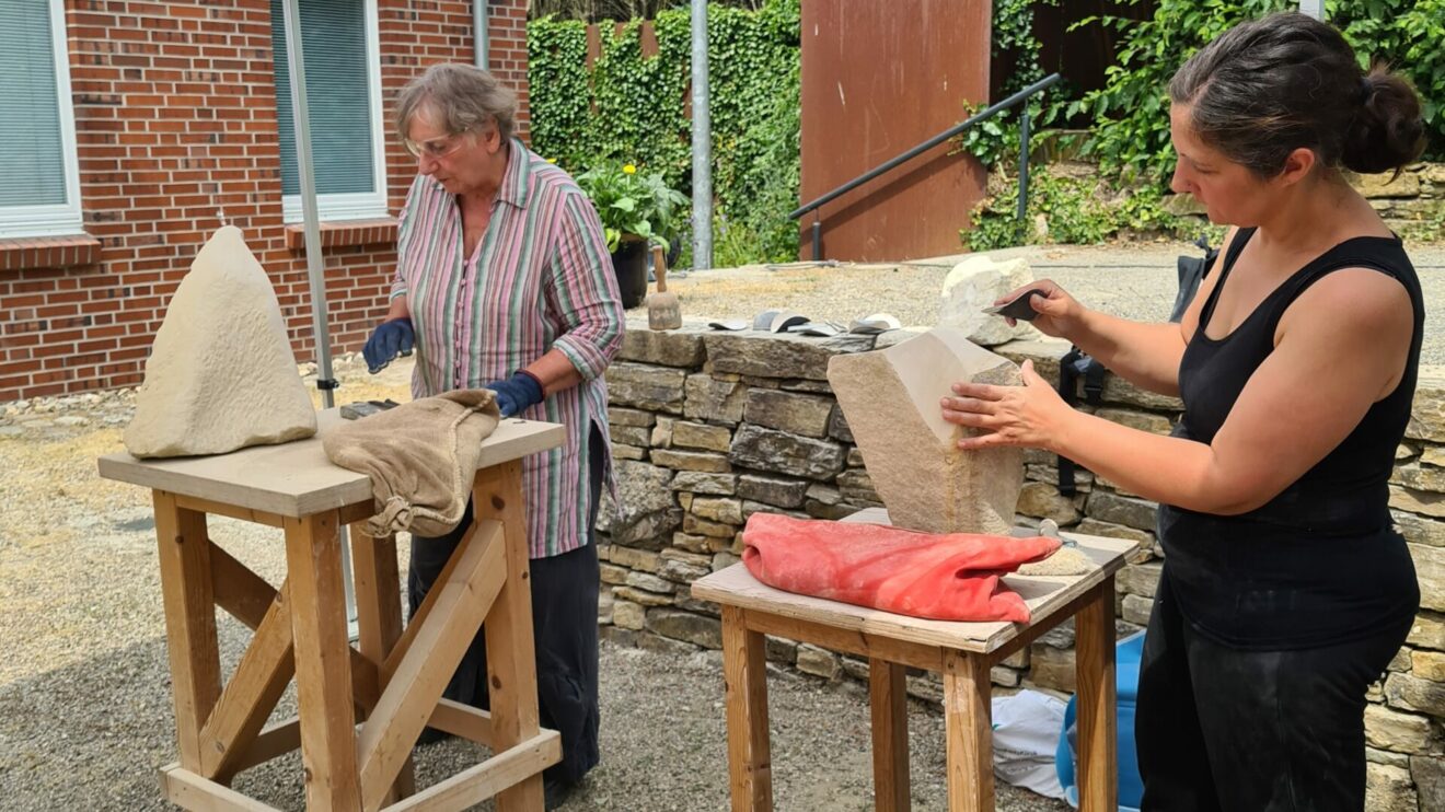 Nicht nur Hammer und Meißel, auch Raspel und Schleifpapier kamen zum Einsatz. Foto: Ludger Bröcker