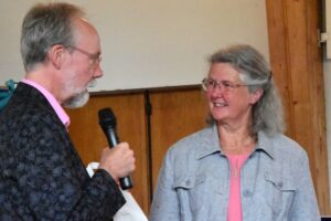 Superintendent Dr. Joachim Jeska dankte Diakonin Christiane Ehrlich für ihren Einsatz im Kirchenkreis Osnabrück. Foto: Gerhard Rebber