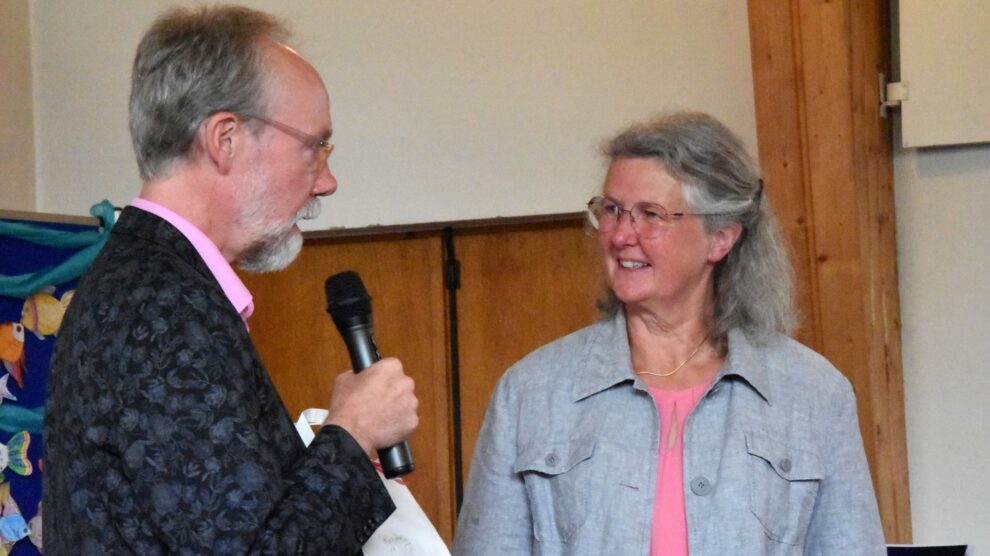 Superintendent Dr. Joachim Jeska dankte Diakonin Christiane Ehrlich für ihren Einsatz im Kirchenkreis Osnabrück. Foto: Gerhard Rebber