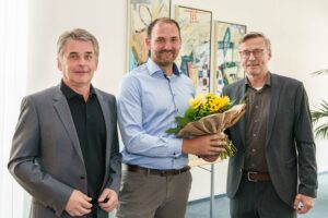 Der Ratsvorsitzende Hans Stegemann (links) und Bürgermeister Otto Steinkamp (rechts) begrüßen Stefan Grothaus im Wallenhorster Gemeinderat. Foto: Thomas Remme / Gemeinde Wallenhorst