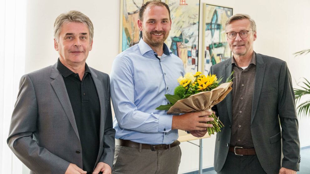 Der Ratsvorsitzende Hans Stegemann (links) und Bürgermeister Otto Steinkamp (rechts) begrüßen Stefan Grothaus im Wallenhorster Gemeinderat. Foto: Thomas Remme / Gemeinde Wallenhorst