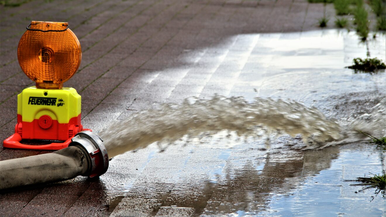 Die Feuerwehr Wallenhorst im Dauereinsatz nach dem starken Regen am Mittwochnachmittag. Foto: Marc Dallmöller / md-foto.com