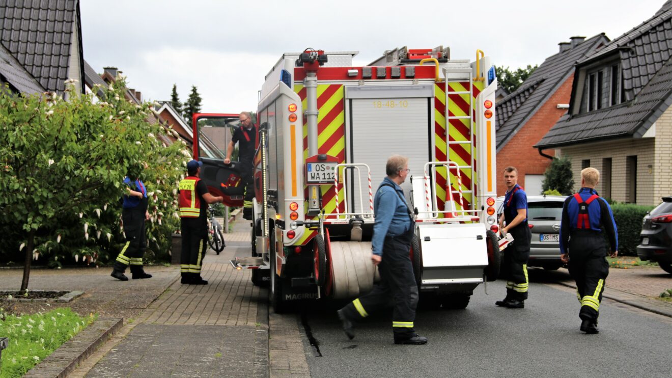 Die Feuerwehr Wallenhorst im Dauereinsatz nach dem starken Regen am Mittwochnachmittag. Foto: Marc Dallmöller / md-foto.com