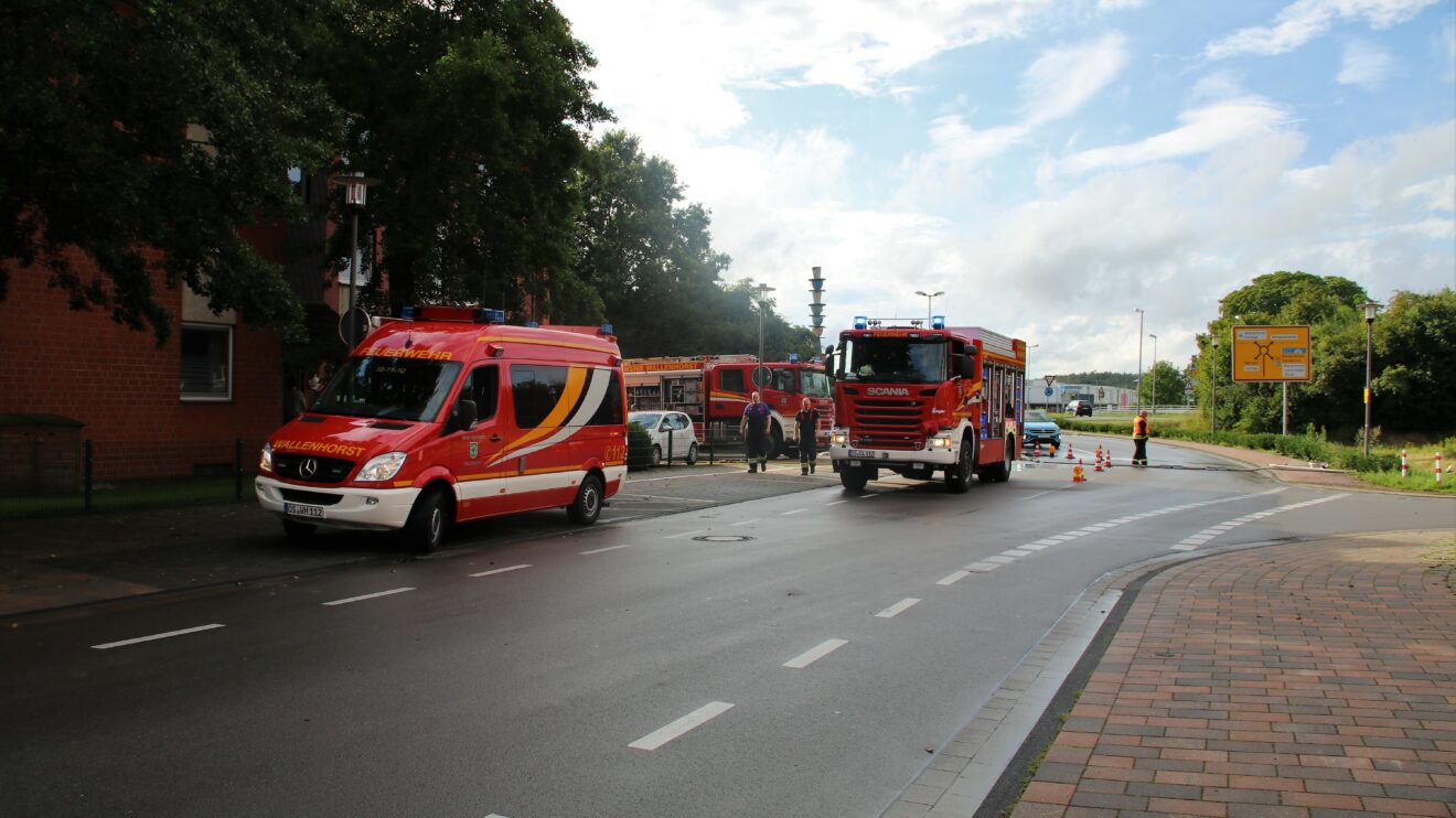 Die Feuerwehr Wallenhorst im Dauereinsatz nach dem starken Regen am Mittwochnachmittag. Foto: Marc Dallmöller / md-foto.com